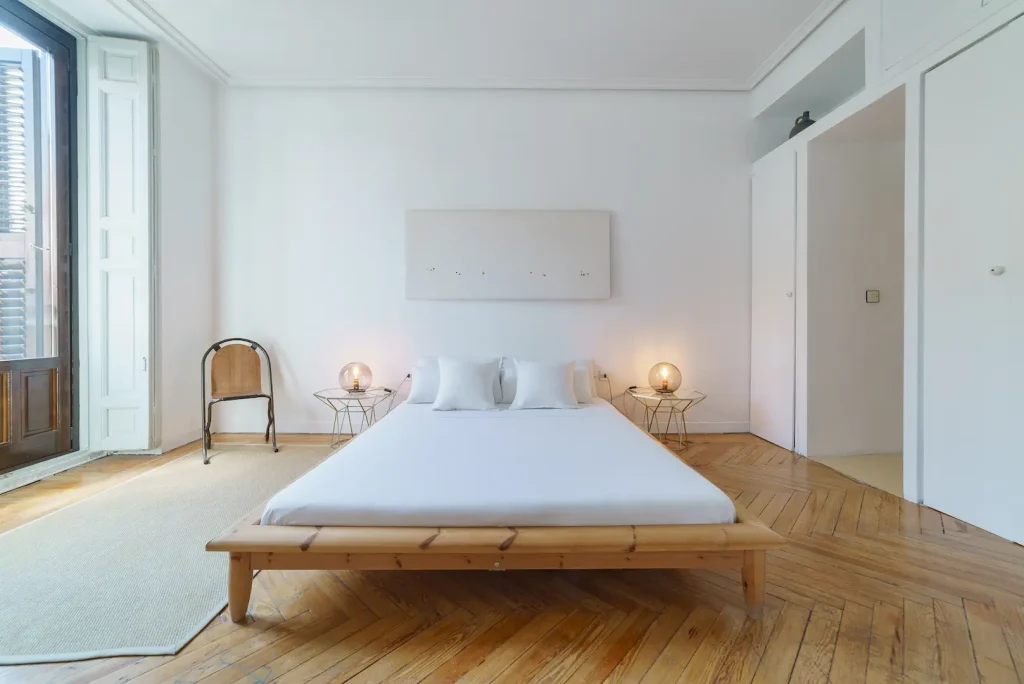 Fotografía inmobiliaria, interior de dormitorio minimalista, en Madrid