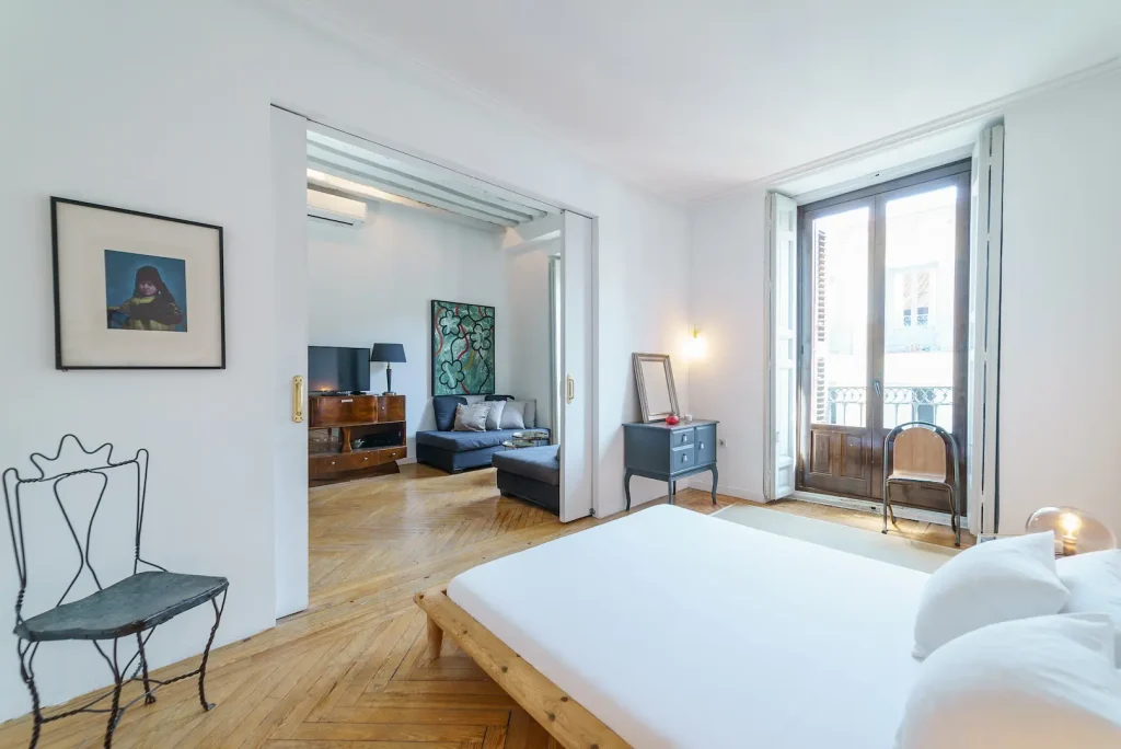 Fotografía inmobiliaria, interior de dormitorio y salón minimalista, en Madrid