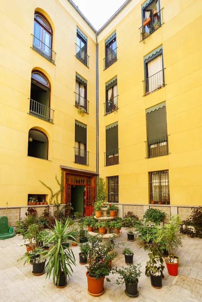 Fotografía de patio interior, portal en Madrid