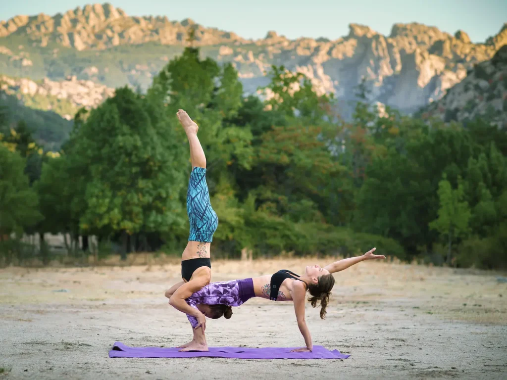 Fotografía de yoga acrobático en naturaleza