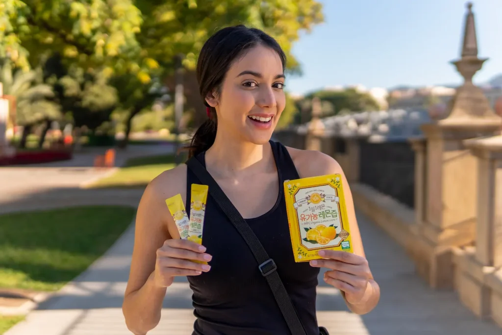 Fotografía de modelo que sujeta producto / bebida en Madrid