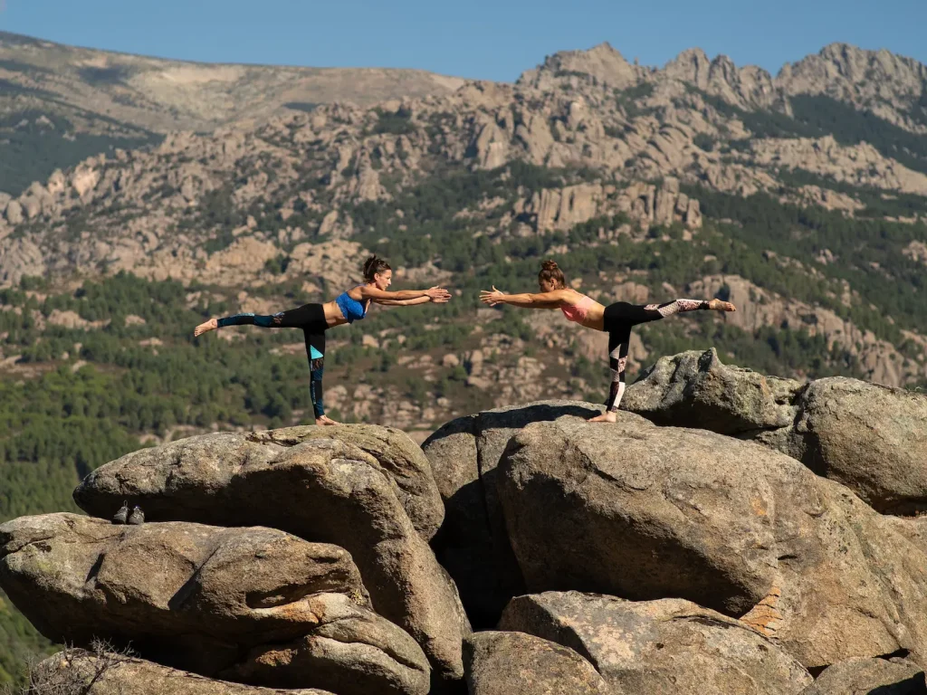 Postura de equilibrio de yoga en montaña